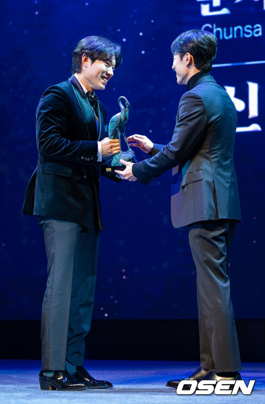배우 김성철이 신인남우상을 수상하고 있다. 2023.12.07 / rumi@osen.co.kr