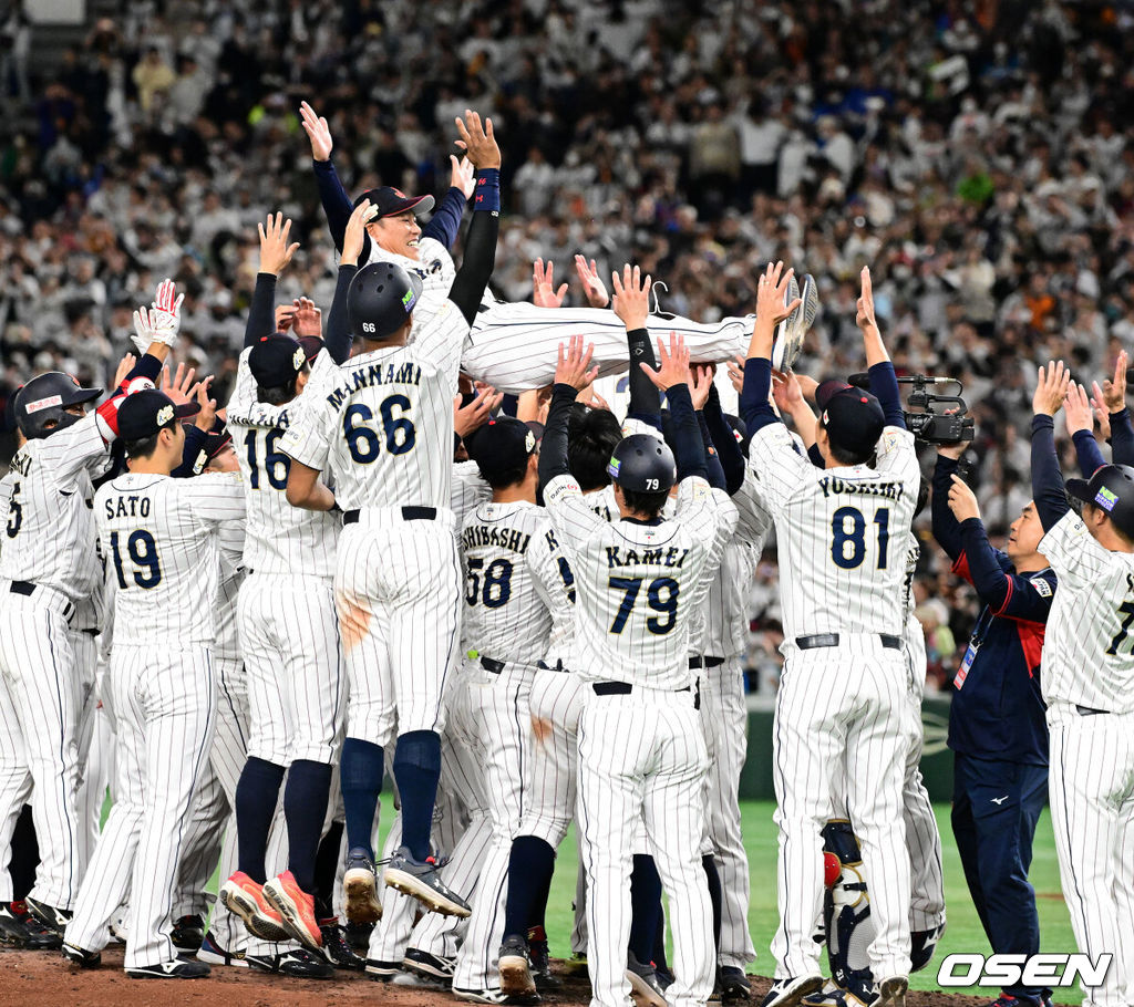 류중일 감독이 이끄는 한국야구대표팀은 19일 일본 도쿄돔에서 열린 2023 아시아프로야구챔피언십(APBC) 일본과의 결승전을 연장 10회 승부치기 끝에 3-4로 역전패했다. 우승을 차지한 일본 이바타 히로카즈 감독이 우승 헹가래를 받으며 즐거워하고 있다. 2023.11.19 / jpnews.osen.co.kr