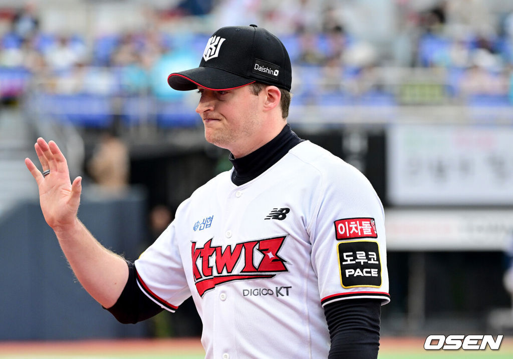 5일 오후 수원 KT위즈파크에서 ‘2023 신한은행 SOL KBO 포스트시즌 플레이오프’ 5차전 KT 위즈와 NC 다이노스의 경기가 열렸다.6회초 무사 1루 상황 KT 선발 벤자민이 마운드를 내려가고 있다. 2023.11.05 / dreamer@osen.co.kr