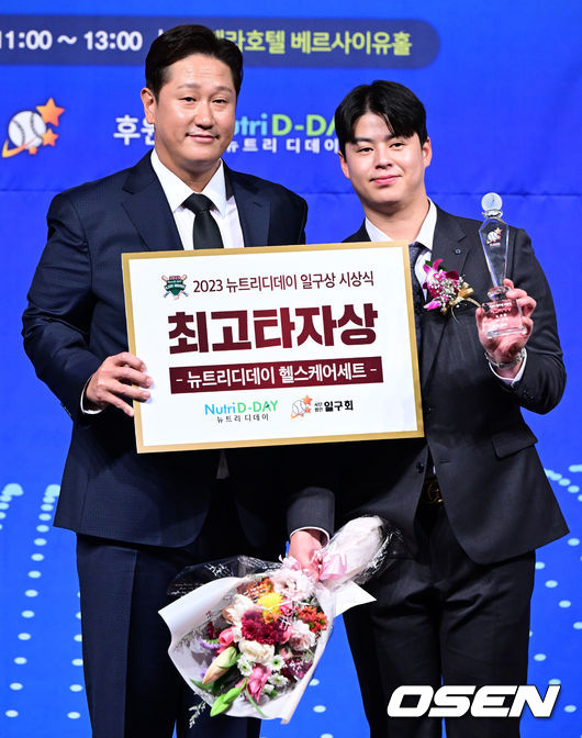 한화 노시환이 최고 타자상을 수상하며 이대호의 축하를 받고 있다. 2023.12.08 / jpnews.osen.co.kr