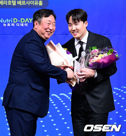 LG 임찬규가 최고 투수상을 수상하며 차명석 단장의 축하를 받고 있다. 2023.12.08 / jpnews.osen.co.kr