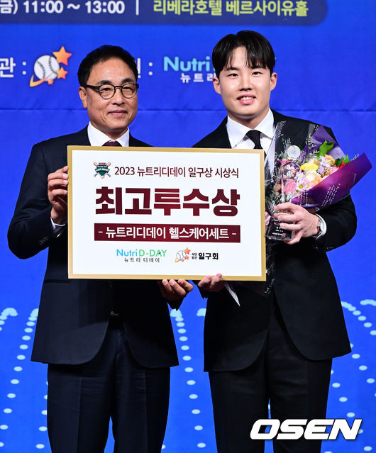 LG 임찬규가 최고 투수상을 수상하며 송진우 감독과 기념촬영을 하고 있다. 2023.12.08 / jpnews.osen.co.kr