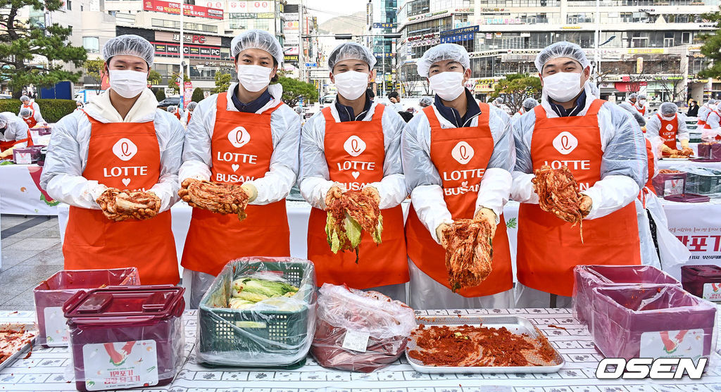 8일 부산 사직구장 정문 광장에서 롯데 사랑나눔 프로젝트 1만포기 김장담그기가 열렸다. 롯데 자이언츠 전미르, 김원중, 윤동희, 김민석, 나균안이 김장 김치를 들고 포즈를 취하고  있다. 2023.12.08 / foto0307@osen.co.kr