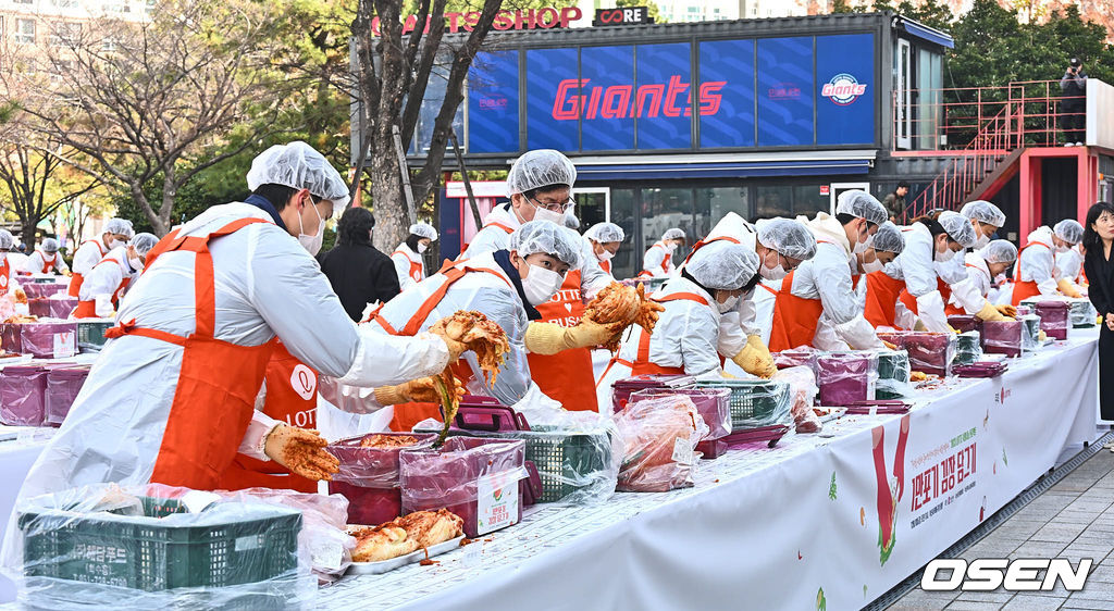 8일 부산 사직구장 정문 광장에서 롯데 사랑나눔 프로젝트 1만포기 김장담그기가 열렸다. 롯데 자이언츠 전미르, 김원중, 윤동희, 김민석, 나균안이 김장을 하고 있다. 2023.12.08 / foto0307@osen.co.kr