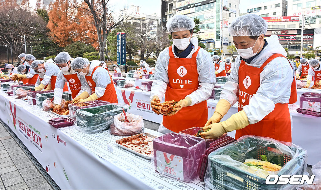 8일 부산 사직구장 정문 광장에서 롯데 사랑나눔 프로젝트 1만포기 김장담그기가 열렸다. 롯데 자이언츠 이강훈 대표, 김원중, 전미르, 윤동희, 김민석, 나균안이 김장을 담그고 있다. 2023.12.08 / foto0307@osen.co.kr