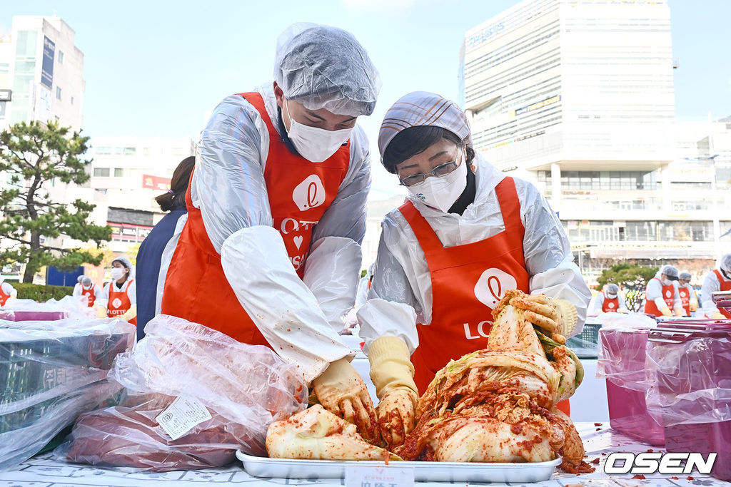 8일 부산 사직구장 정문 광장에서 롯데 사랑나눔 프로젝트 1만포기 김장담그기가 열렸다. 롯데 자이언츠 윤동희가 김장을 하고 있다. 2023.12.08 / foto0307@osen.co.kr