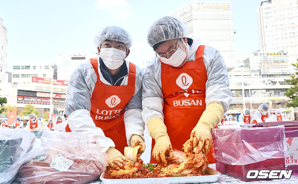 8일 부산 사직구장 정문 광장에서 롯데 사랑나눔 프로젝트 1만포기 김장담그기가 열렸다. 롯데 자이언츠 김민석이 김장을 담그고 있다. 2023.12.08 / foto0307@osen.co.kr