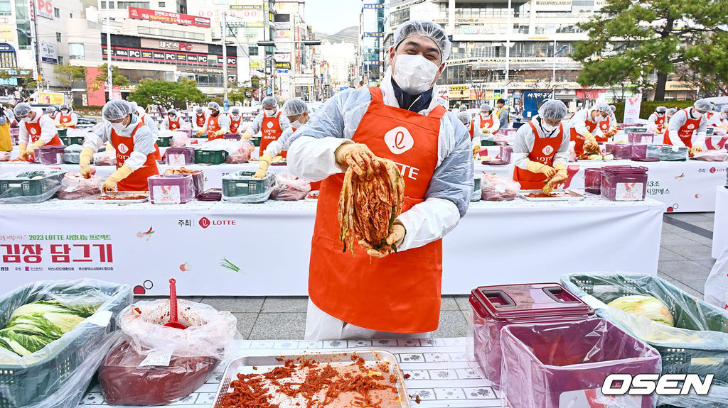 8일 부산 사직구장 정문 광장에서 롯데 사랑나눔 프로젝트 1만포기 김장담그기가 열렸다. 롯데 자이언츠 나균안이 김장 김치를 들고 포즈를 취하고  있다. 2023.12.08 / foto0307@osen.co.kr