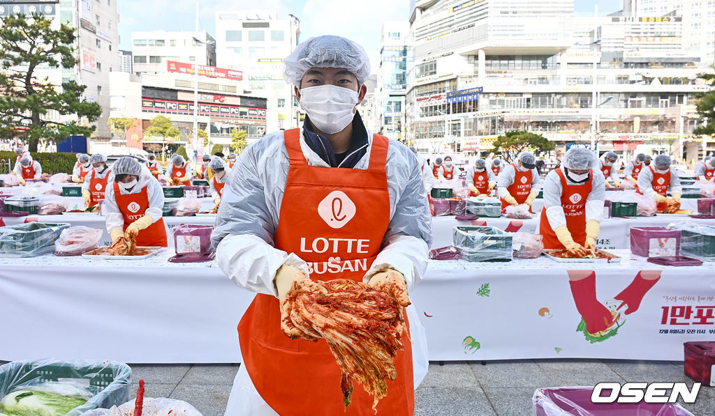 8일 부산 사직구장 정문 광장에서 롯데 사랑나눔 프로젝트 1만포기 김장담그기가 열렸다. 롯데 자이언츠 김민석이 김장 김치를 들고 포즈를 취하고  있다. 2023.12.08 / foto0307@osen.co.kr