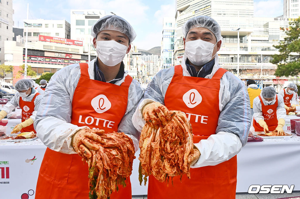 8일 부산 사직구장 정문 광장에서 롯데 사랑나눔 프로젝트 1만포기 김장담그기가 열렸다. 롯데 자이언츠 윤동희, 나균안이 김장 김치를 들고 포즈를 취하고  있다. 2023.12.08 / foto0307@osen.co.kr