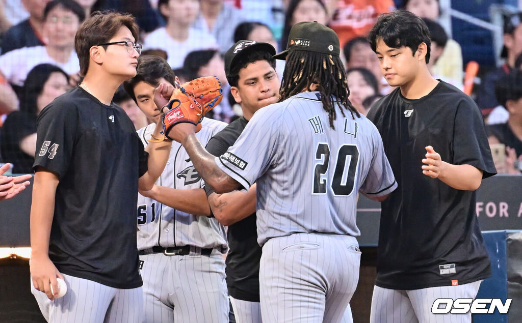 한화 펠릭스 페냐가 교체되면서 문동주, 김서현의 격려를 받고 있다. 2023.08.15 / foto0307@osen.co.kr