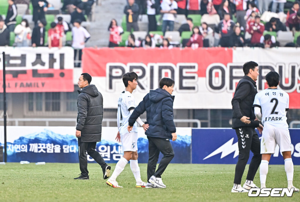 끝날 때까진 끝난 게 아니었다. 수원FC가 '캐슬파크의 기적'을 쓰며 극적인 잔류에 성공했다.수원FC는 9일 오후 2시 수원종합운동장에서 열린 하나원큐 K리그 2023 승강 플레이오프(PO) 2차전에서 부산 아이파크를 5-2로 제압했다. 그 덕분에 1, 2차전 합계 스코어 6-4로 승리를 거뒀다.경기종료 후 승격 실패한 부산 아이파크 박진섭 감독이 아쉬워하고 있다. 2023.12.09 / soul1014@osen.co.kr