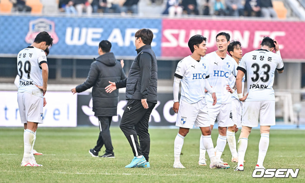 끝날 때까진 끝난 게 아니었다. 수원FC가 '캐슬파크의 기적'을 쓰며 극적인 잔류에 성공했다.수원FC는 9일 오후 2시 수원종합운동장에서 열린 하나원큐 K리그 2023 승강 플레이오프(PO) 2차전에서 부산 아이파크를 5-2로 제압했다. 그 덕분에 1, 2차전 합계 스코어 6-4로 승리를 거뒀다.경기종료 후 부산 아이파크 선수들이 아쉬워하고 있다.   2023.12.09 / soul1014@osen.co.kr