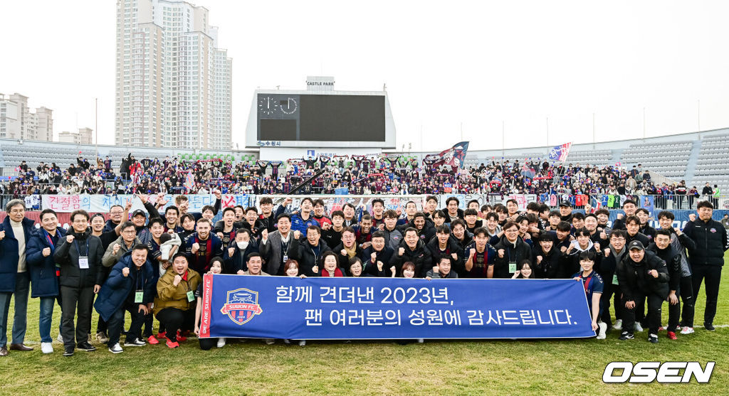 끝날 때까진 끝난 게 아니었다. 수원FC가 '캐슬파크의 기적'을 쓰며 극적인 잔류에 성공했다.수원FC는 9일 오후 2시 수원종합운동장에서 열린 하나원큐 K리그 2023 승강 플레이오프(PO) 2차전에서 부산 아이파크를 5-2로 제압했다. 그 덕분에 1, 2차전 합계 스코어 6-4로 승리를 거뒀다.경기종료 후 잔류 확정 지은 수원FC 선수들이 포즈를 취하고 있다. 2023.12.09 / soul1014@osen.co.kr