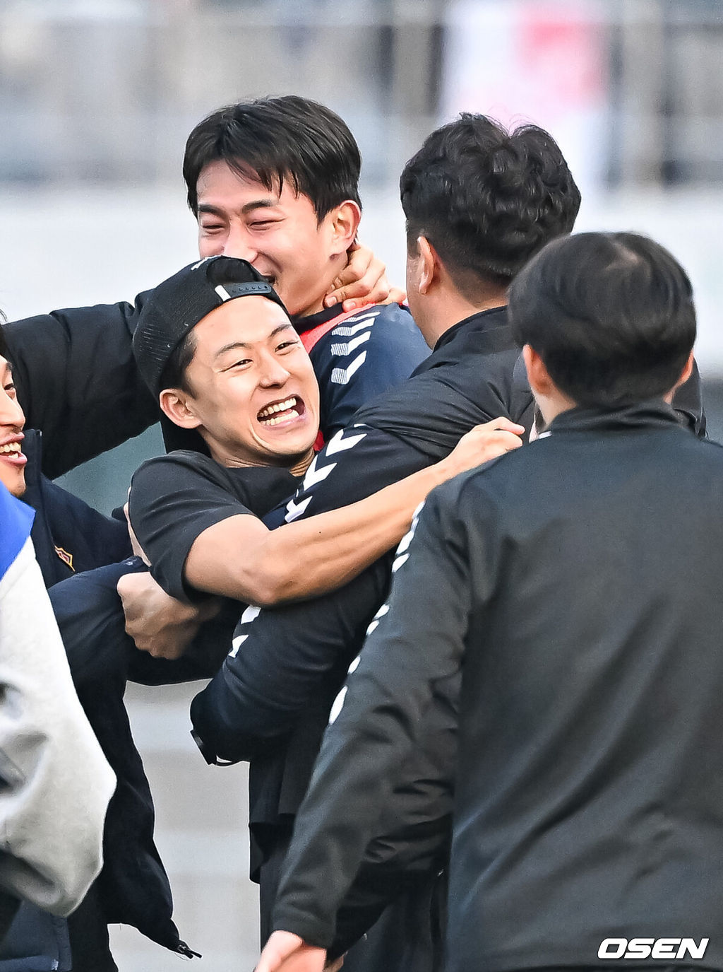 끝날 때까진 끝난 게 아니었다. 수원FC가 '캐슬파크의 기적'을 쓰며 극적인 잔류에 성공했다.수원FC는 9일 오후 2시 수원종합운동장에서 열린 하나원큐 K리그 2023 승강 플레이오프(PO) 2차전에서 부산 아이파크를 5-2로 제압했다. 그 덕분에 1, 2차전 합계 스코어 6-4로 승리를 거뒀다.경기종료 후 수원FC 이승우가 김도균 감독과 함께 기뻐하고 있다.   2023.12.09 / soul1014@osen.co.kr