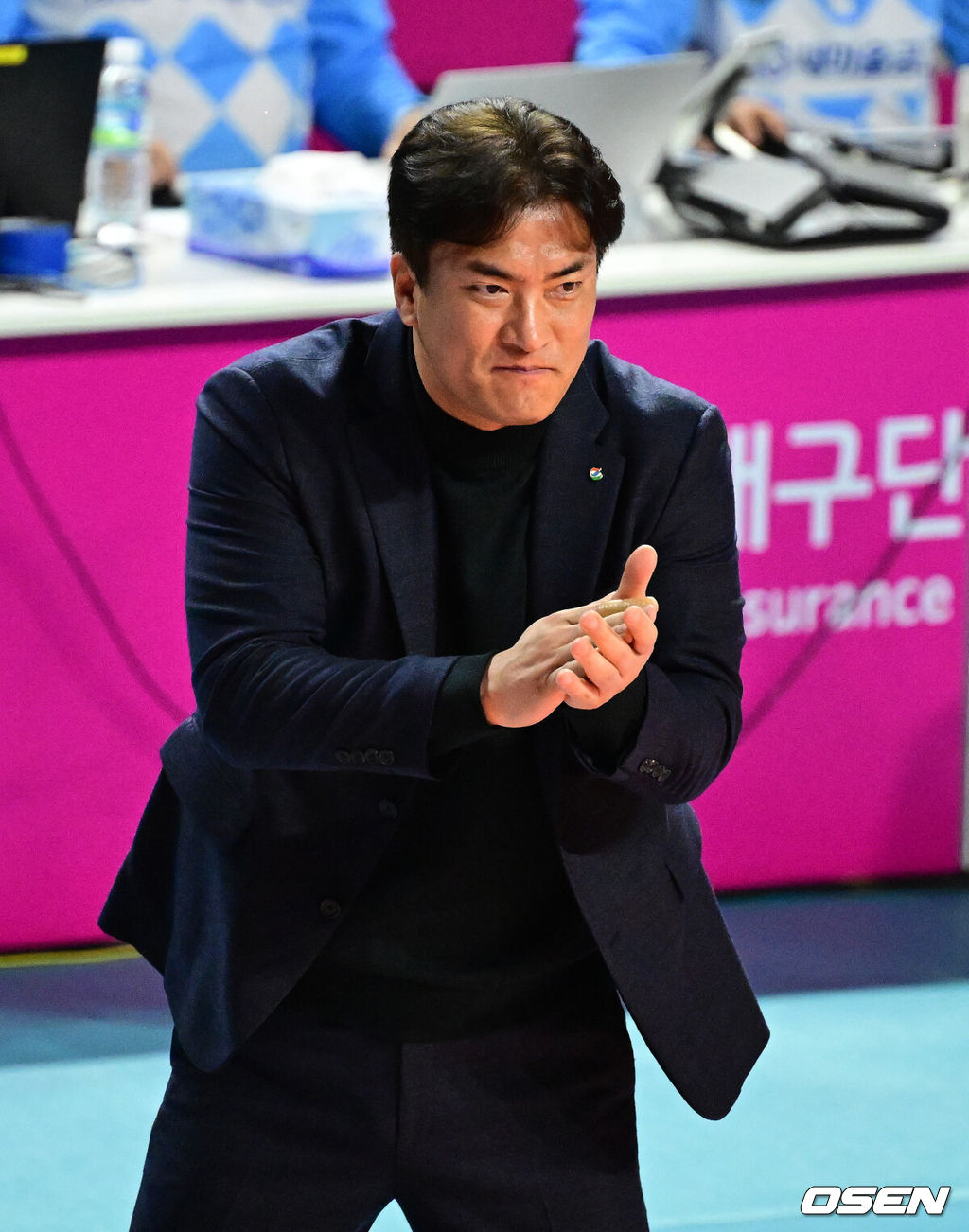 9일 오후 인천삼산월드체육관에서 도드람 2023-2024 V리그 여자부 흥국생명과 GS칼텍스의 경기가 열렸다. 1세트 GS칼텍스 차상현 감독이 선수들을 독려하고 있다. 2023.12.09 / jpnews.osen.co.kr