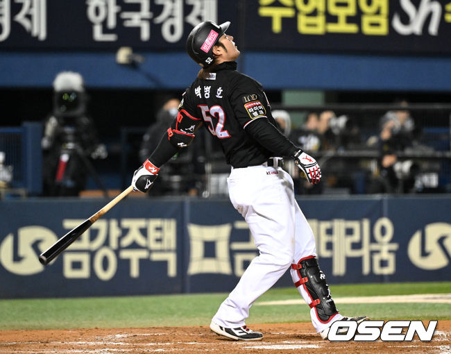 13일 오후 서울 잠실야구장에서 2023 KBO 프로야구 포스트시즌 한국시리즈 5차전 LG 트윈스와 KT 위즈의 경기가 열렸다.7회말 2사 1루에서 KT 박병호가 삼진으로 물러나며 아쉬워하고 있다. 2023.11.13 /sunday@osen.co.kr