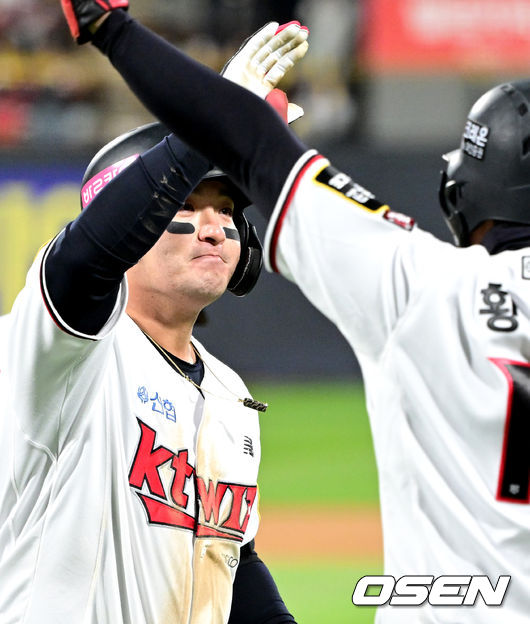 10일 오후 수원 KT위즈파크에서 ‘2023 신한은행 SOL KBO 포스트시즌 한국시리즈’ 3차전 KT 위즈와 LG 트윈스의 경기가 열렸다. 8회말 1사 2루 상황 KT 박병호가 재역전 좌월 투런포를 날리고 홈을 밟으며 기뻐하고 있다. 2023.11.10 /