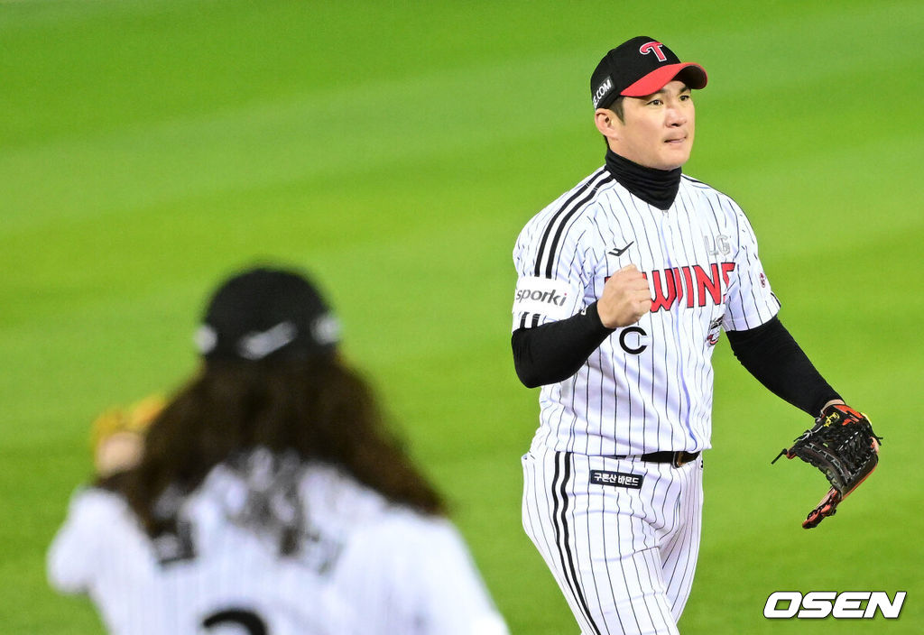 13일 서울 잠실야구장에서 ‘2023 신한은행 SOL KBO 포스트시즌 한국시리즈’ 5차전 LG 트윈스와 KT 위즈의 경기가 열렸다. 2회초 1사 1루 상황 KT 알포드의 내야 땅볼 때 호수비를 펼친 LG 유격수 오지환이 기뻐하고 있다. 2023.11.13 / dreamer@osen.co.kr