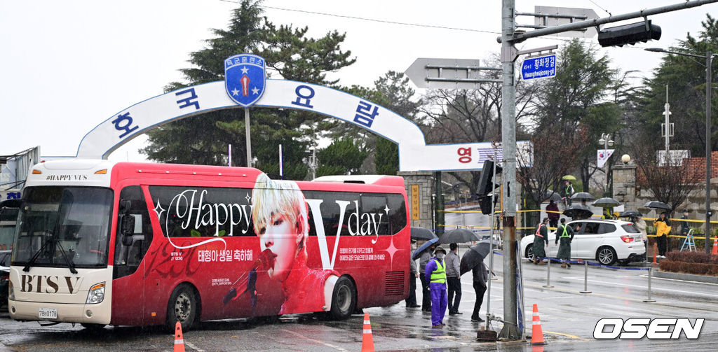 그룹 방탄소년단(BTS) RM과 뷔가 11일 오후 충청남도 논산 육군훈련소로 입소했다.11일 육군 현역병으로 나란히 입대하는 RM과 뷔. 이들은 각각 절차에 따라 기초군사훈련을 받고, 뷔는 육군 수도방위사령부 특수임무대에 지원해 복무를 시작한다.RM, 뷔에 이어 지민, 정국은 오는 12일 동반 입대하고, 국방의 의무를 모두 마친 방탄소년단은 오는 2025년 완전체로 돌아올 예정이다. 사진은 방탄소년단 뷔의 입소를 응원하는 팬들의 차량. 2023.12.11 / dreamer@osen.co.kr