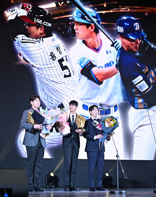 11일 오후 서울 삼성동 코엑스 오디토리움에서 '2023 신한은행 SOL KBO 골든글러브' 시상식이 열렸다. 외야수 부문을 LG 홍창기 삼성 구자욱 NC 박건우가 수상하고 있다. 2022.12.11 / rumi@osen.co.kr