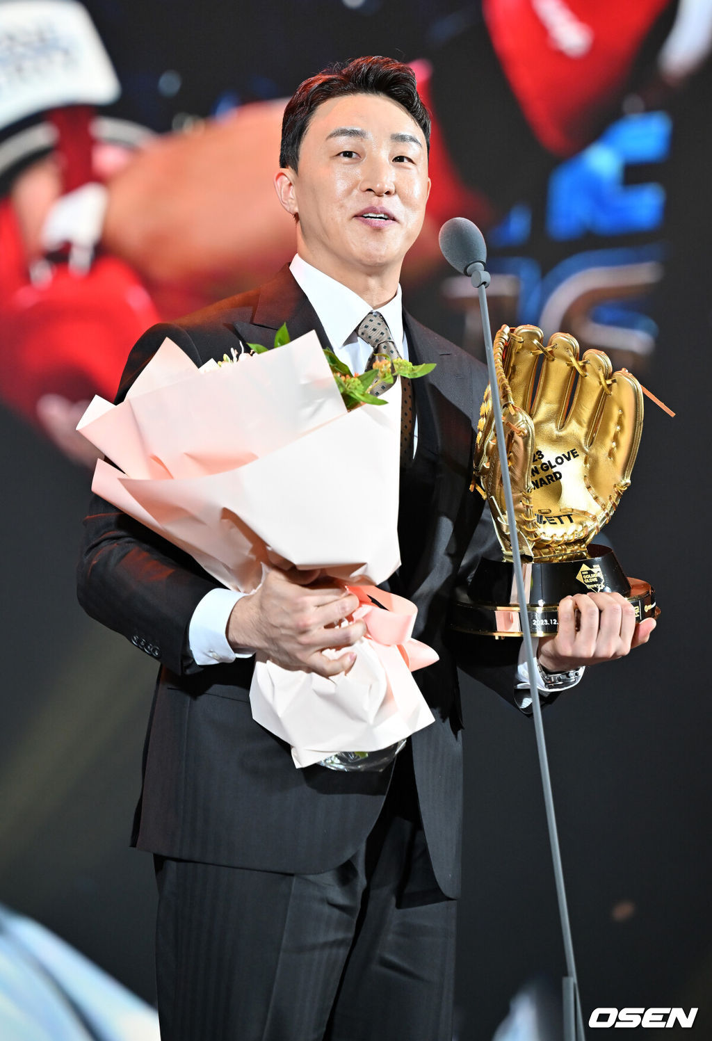 11일 오후 서울 삼성동 코엑스 오디토리움에서 '2023 신한은행 SOL KBO 골든글러브' 시상식이 열렸다. 지명타자 부문을 수상한 NC 손아섭이 수상 소감을 말하고 있다. 2022.12.11 / rumi@osen.co.kr