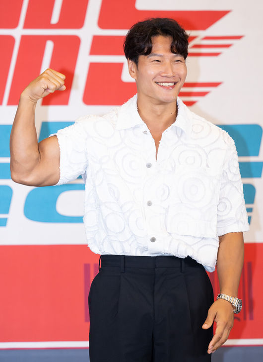 2일 오후 서울 서초구 더 리버사이드 호텔 강남에서 JTBC 예능 ‘택배는 몽골몽골’ 제작발표회가 열렸다. 방송인 김종국이 취재진을 향해 포즈를 취하고 있다. 2023.08.02 /ksl0919@osen.co.kr