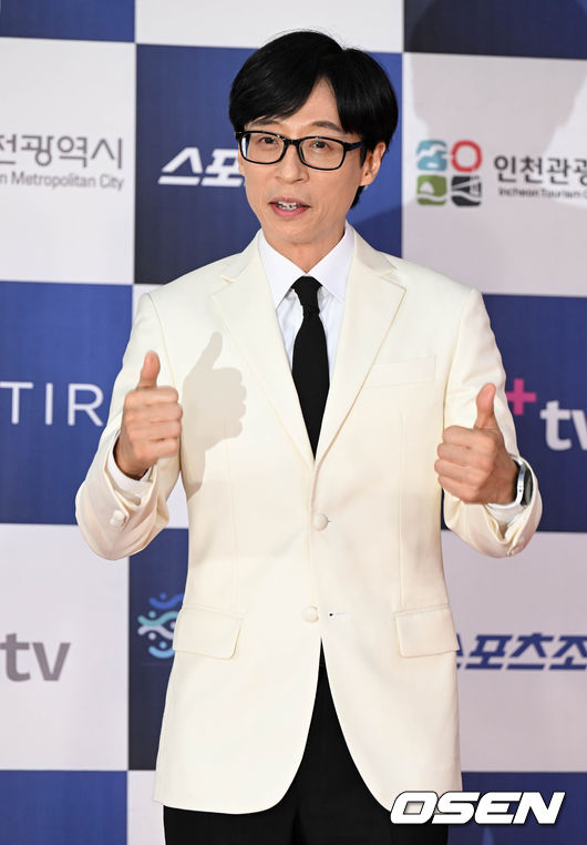 방송인 유재석이 레드카펫을 밞으면 포즈를 취하고 있다. 2023.07.19 /cej@osen.co.kr