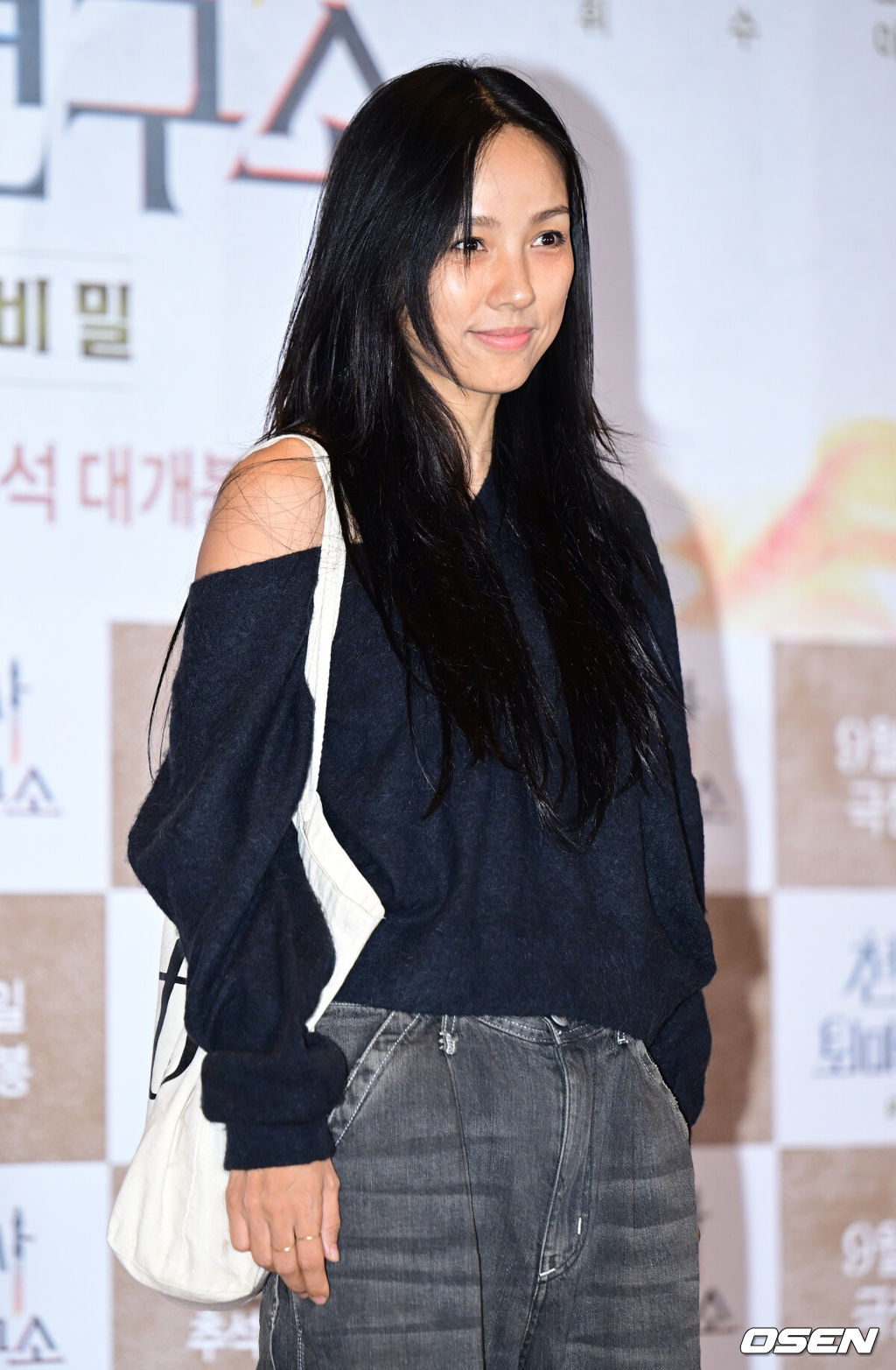 21일 오후 서울 용산구 CGV 용산아이파크몰에서 영화 ‘천박사 퇴마 연구소’의 VIP 시사회 포토월 행사가 열렸다. 가수 이효리가 포토타임을 갖고 있다. 2023.09.21 / ksl0919@osen.co.kr