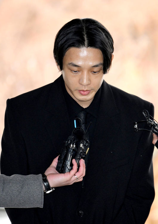 마약류 관리에 관한 법률 위반(향정) 등 혐의로 기소된 배우 유아인(본명 엄홍식)이 12일 오전 서울 서초구 중앙지방법원에서 열린 첫 공판에 출석했다.현재 유아인은 프로포폴, 대마, 케타민, 코카인, 졸피뎀, 미다졸람, 알프라졸람 등 총 7종 이상의 마약 투약 혐의(마약류관리법 위반 등)를 받고 있다.유아인이 법원으로 향하 취재진의 질문에 답하고 있다. 2023.12.12 / dreamer@osen.co.kr