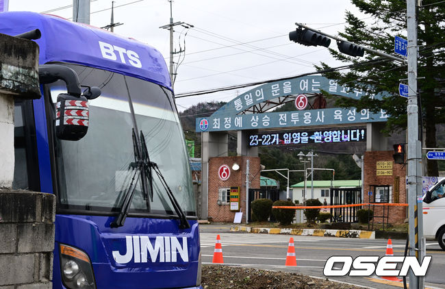 신병교육대 앞에 BTS 지민의 군 생활을 응원하는 래핑 버스가 주차돼 있다. 2023.12.12 / jpnews.osen.co.kr