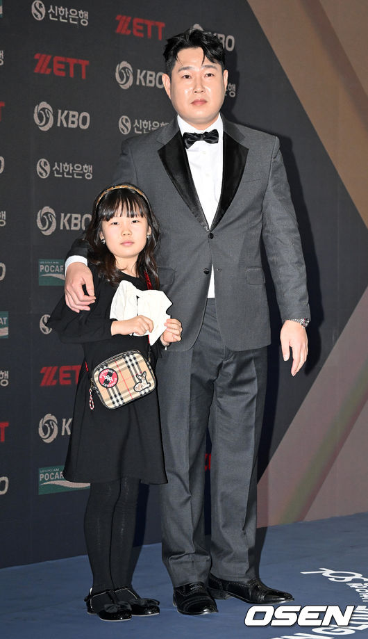 두산 양의지가 포토월에서 포즈를 취하고 있다. 2023.12.11 / rumi@osen.co.kr