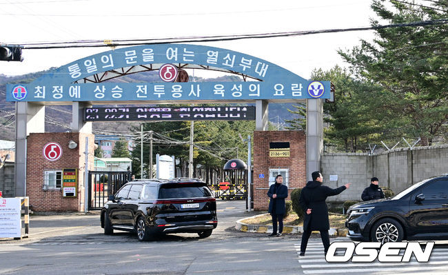BTS 지민, 정국의 차량이 신병교육대로 향하고 있다. 이날 슈가, 제이홉이 함께 차량에 나눠타고 배웅을 했다. 2023.12.12 / jpnews.osen.co.kr