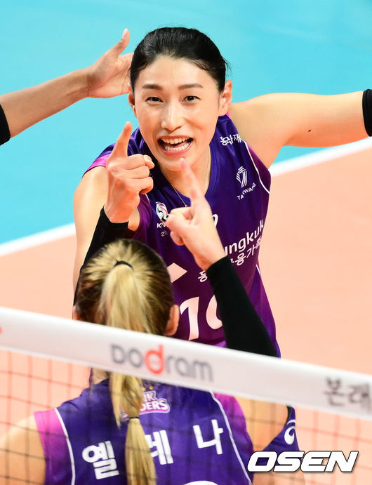 31일 서울 장충체육관에서 ‘도드람 2023-2024 V-리그’ GS칼텍스와 흥국생명의 경기가 열렸다.1세트 흥국생명 김연경이 옐레나와 득점에 기뻐하고 있다. 2023.10.31 /cej@osen.co.kr