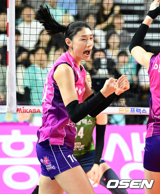 9일 오후 인천삼산월드체육관에서 도드람 2023-2024 V리그 여자부 흥국생명과 GS칼텍스의 경기가 열렸다. 1세트 흥국생명 김연경이 블로킹 득점에 기뻐하고 있다. 2023.12.09 / jpnews.osen.co.kr