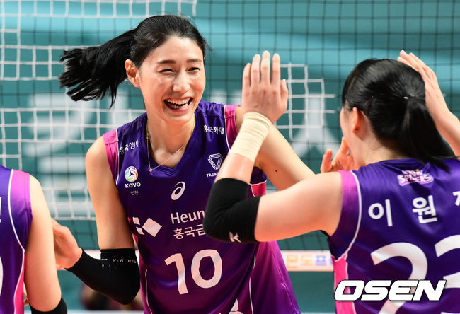 흥국생명 김연경이 2세트 승리에 기뻐하고 있다. 2023.10.31 /cej@osen.co.kr