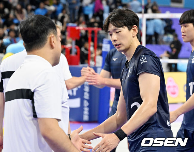 경기를 마치고 대한항공 한선수가 코치진들과 악수를 나누고 있다. 2023.10.14 / rumi@osen.co.kr