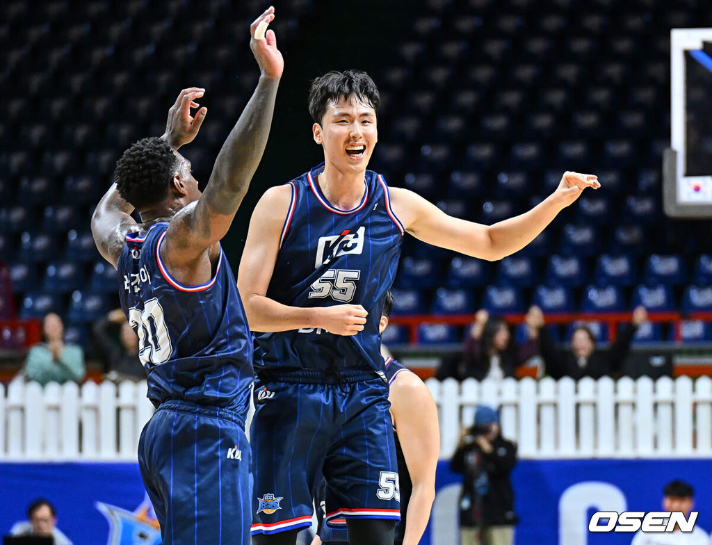 12일 부산 사직체육관에서 2023-2024 정관장 프로농구 부산 KCC와 대구 한국가스공사의 경기가 열렸다.  부산 KCC 송교창이 2차연장 막판 득점을 올린 라건아와 기쁨을 나누고 있다. 2023.12.12 / foto0307@osen.co.kr