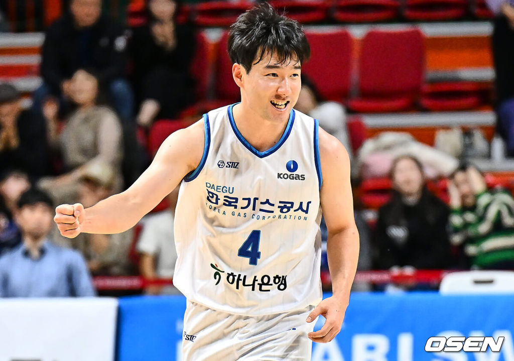 12일 부산 사직체육관에서 2023-2024 정관장 프로농구 부산 KCC와 대구 한국가스공사의 경기가 열렸다. 대구 한국가스공사 김낙현이 연장전에서 3점슛을 성공시키고 환호하고 있다. 2023.12.12 / foto0307@osen.co.kr