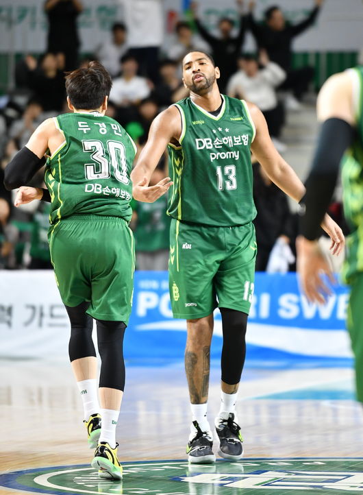 [사진] 디드릭 로슨과 두경민 / KBL 제공.
