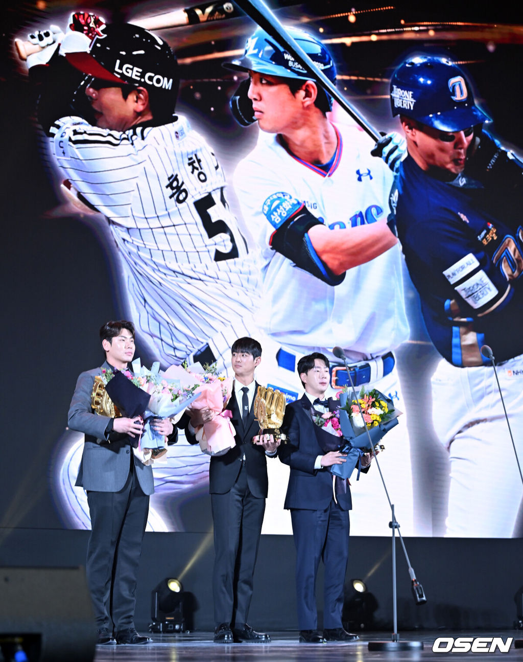 11일 오후 서울 삼성동 코엑스 오디토리움에서 '2023 신한은행 SOL KBO 골든글러브' 시상식이 열렸다. 외야수 부문을 LG 홍창기 삼성 구자욱 NC 박건우가 수상하고 있다. 2022.12.11 / rumi@osen.co.kr