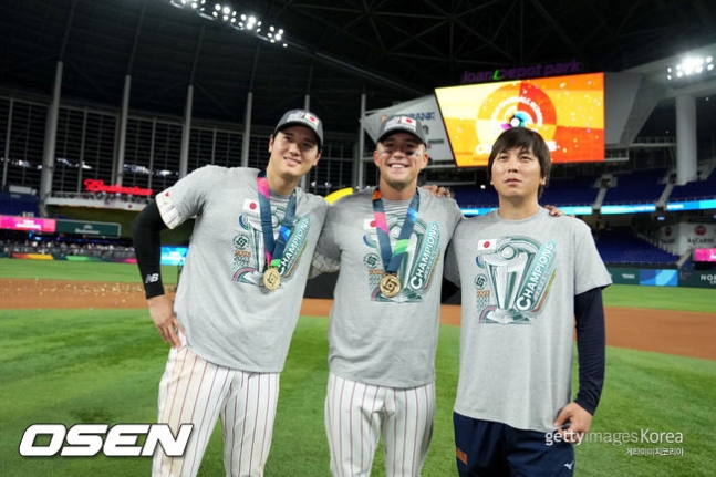 WBC 우승 후 기념사진. 오타니, 눗바, 미즈하라(왼쪽부터).     [사진] ⓒGettyimages(무단전재 및 재배포 금지)