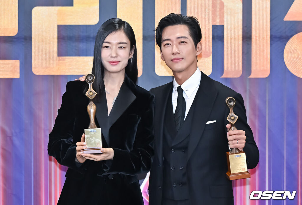 22일 오후 서울 상암동 MBC 사옥 M라운지에서 2023 그리메상 시상식이 진행됐다.그리메상은 한 해 동안 가장 뛰어난 영상미와 창의력을 보여준 촬영인의 공로를 기리기 위해 마련된 상으로 올해 '2023 그리메상' 대상 수상작에는 MBC 드라마 '연인'이 선정됐다. 그리고 이 드라마의 주연인 남궁민과 안은진은 남녀 최우수 연기자상을 수상한다.최우수 연기상을 수상한 안은진과 남궁민이 포즈를 취하고 있다.  2023.11.22 / soul1014@osen.co.kr