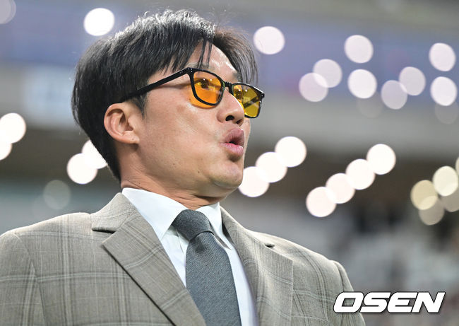 경기 시작을 앞두고 광주FC 이정효 감독이 숨을 고르고 있다. 2023.05.09 / dreamer@osen.co.kr