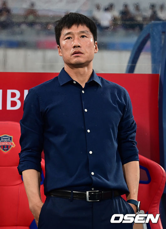 광주FC가 굵은 빗줄기를 딛고 수원FC 상대 4연승을 달렸다.광주FC는 22일 오후 7시 수원종합운동장에서 열리는 하나원큐 K리그1 2023 24라운드에서 수원FC를 1-0으로 꺾었다.경기 시작에 앞서 광주 이정효 감독이 생각에 잠겨 있다. 2023.07.22 /ksl0919@osen.co.kr