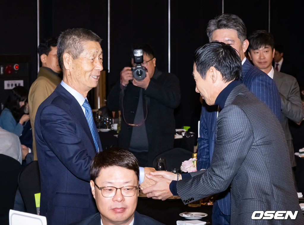 4일 오전 서울 강남 엘리에나 호텔에서 조아제약 프로야구대상 2023 시상식이 진행됐다. 김성근 감독이 LG 염경엽 감독과 악수를 나누고 있다. .  / soul1014@osen.co.kr 