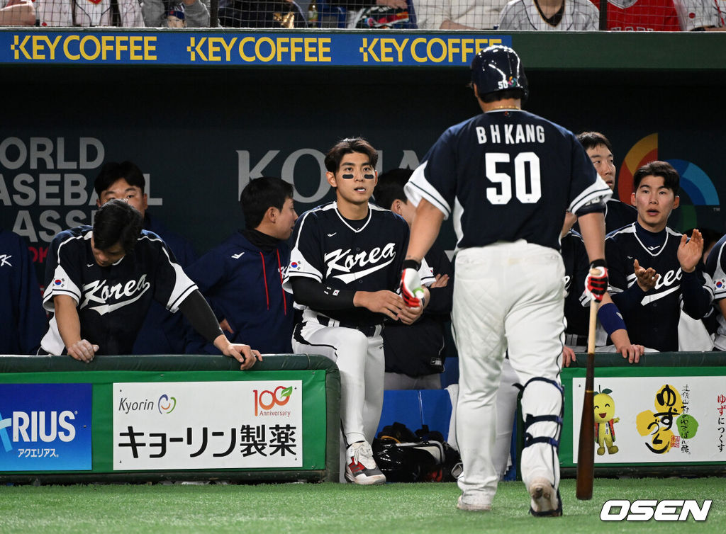  이강철 감독이 이끄는 대한민국 월드베이스볼클래식(WBC) 대표팀이 10일 일본 도쿄돔에서 일본과 1라운드 B조 경기를 가졌다.6회초 1사에서 한국 이정후, 김혜성이 포수 스트라이크 낫 아웃으로 물러난 강백호를 격려하고 있다. 2023.03.10 /spjj@osen.co.kr