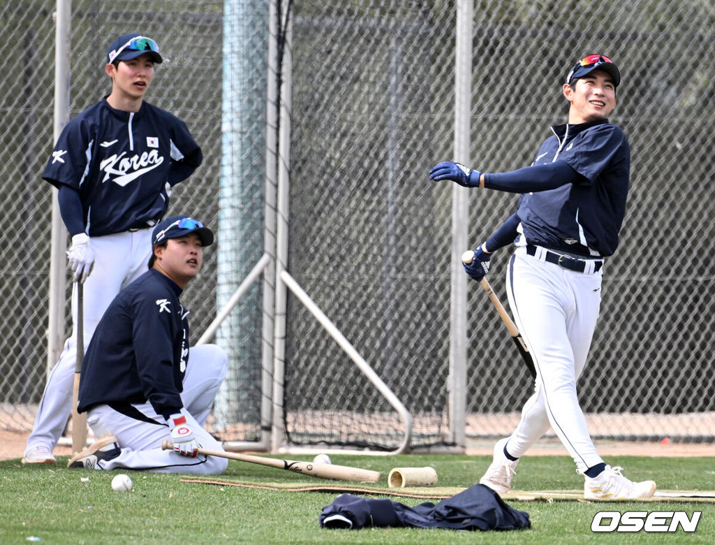 이강철 감독이 이끄는 한국 야구대표팀이 21일(한국시간) 미국 애리조나주 투손 키노 스포츠컴플렉스에서 훈련을 가졌다. 대표팀 김혜성, 강백호, 이정후가 타격 훈련을 하며 즐거워하고 있다. /jpnews@osen.co.kr