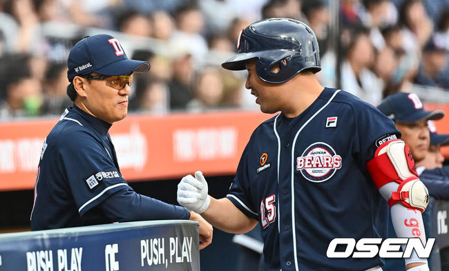 두산 베어스 이승엽 감독이 양의지와 활짝 웃으며 얘기하고 있다. 2023.09.23 / foto0307@osen.co.kr