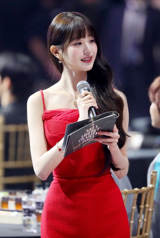 MC 아이브 장원영이 14일 필리핀 아레나에서 열린 '2023 아시아 아티스트 어워즈 인 필리핀'(2023 Asia Artist Awards IN THE PHILIPPINES, 이하 '2023 AAA')에서 필리핀 배우 멜라이 칸티베로스 프란시스코와 인터뷰를 하고 있다.<br /><br />'2023 AAA'는 스타뉴스가 주최하고 Asia Artist Awards 조직위원회, TONZ 엔터테인먼트, PULP Live World가 공동 주관한다. 그룹 아이브(IVE) 장원영, 가수 강다니엘, 그룹 제로베이스원 성한빈이 MC를 맡았다. 2023.12.14<br />